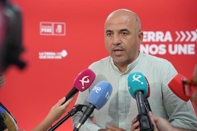 El portavoz de Empleo del Grupo Parlamentetario Socialista en la Asamblea de Extremadura, Juan Ramón Ferreira, atiende a los medios de comunicación.