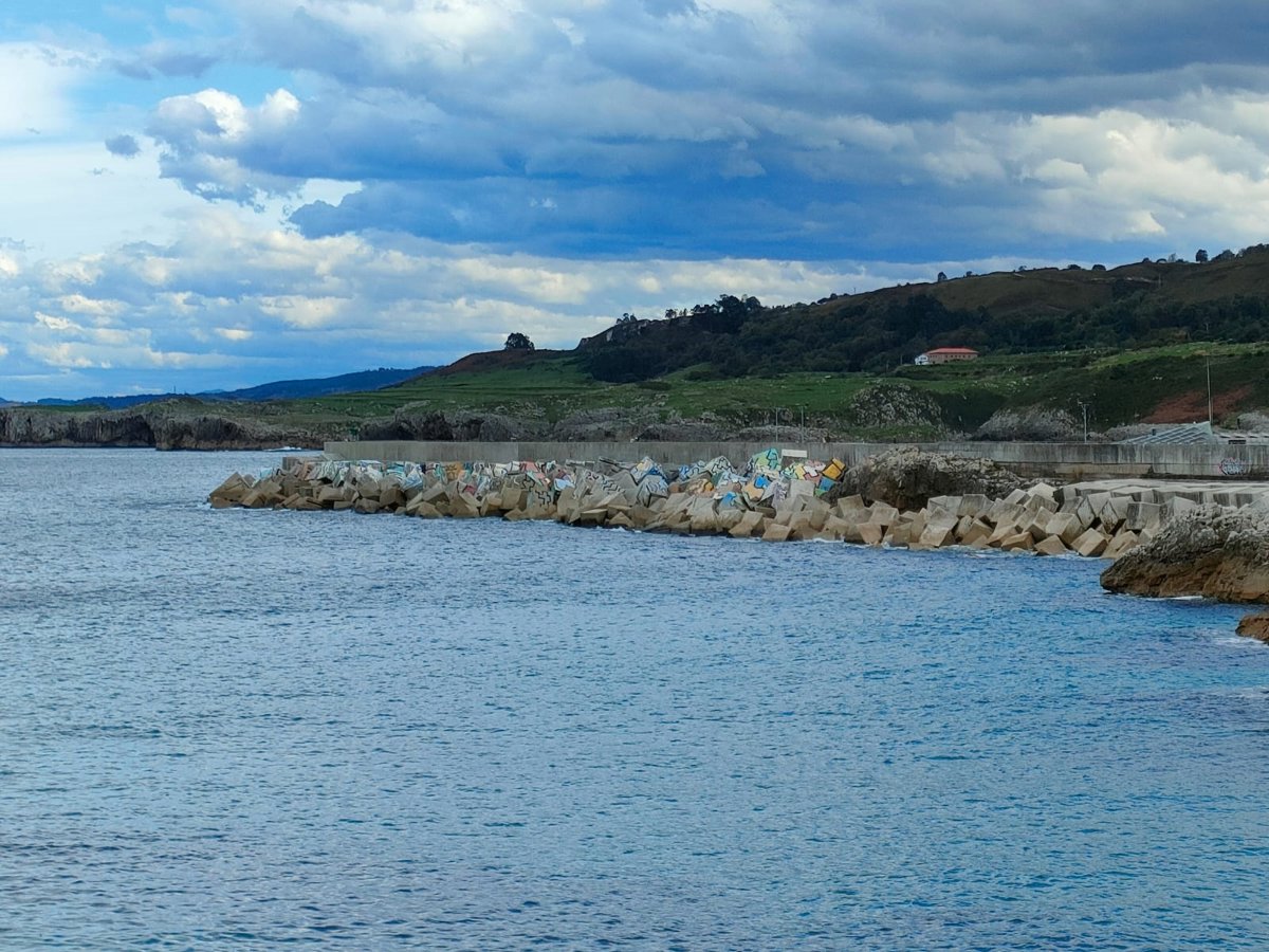 El dique del puerto de Llanes llevará el nombre de Antonio Trevín y el IES de la Florida el de Xuan Bello