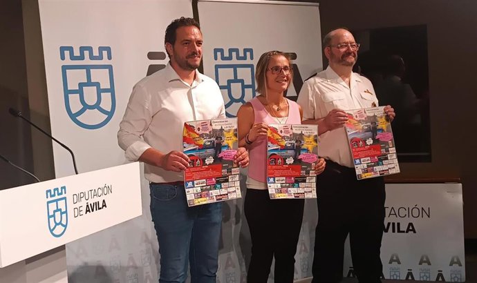 EL alcalde de Martiherrero, José Luis del Nogal, presenta el homenaje a David López Tomico, junto a Sonsoles López, hermana del piloto fallecido, y Tomás Perea, presidente de ARPA.