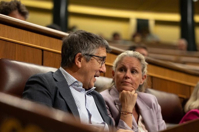 El portavoz del PSOE en el Congreso, Patxi López, y la portavoz nacional del PSOE, Montse Minguez, en el Congreso de los Diputados, a 22 de julio de 2025, en Madrid (España).