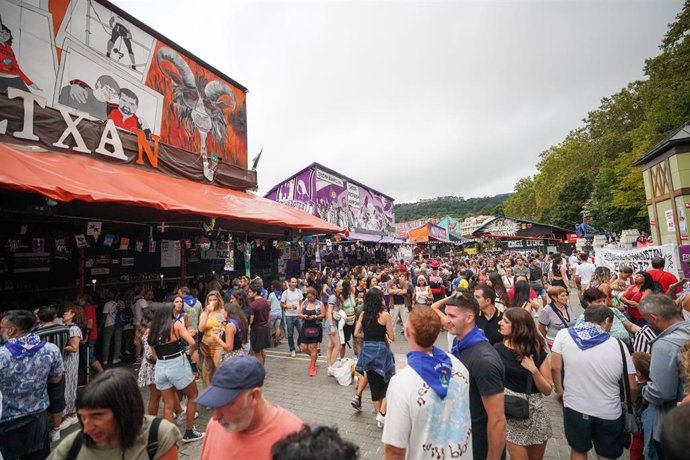 Archivo - Decenas de personas durante el comienzo de la Semana Grande de Bilbao 2024, en el centro de la ciudad, a 17 de agosto de 2024, en Bilbao
