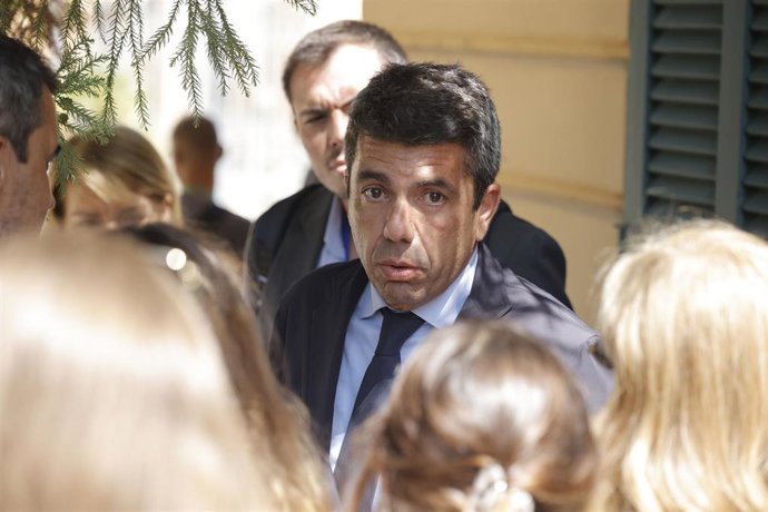 Archivo - El presidente de la Generalitat Valenciana, Carlos Mazón, ofrece declaraciones a los medios