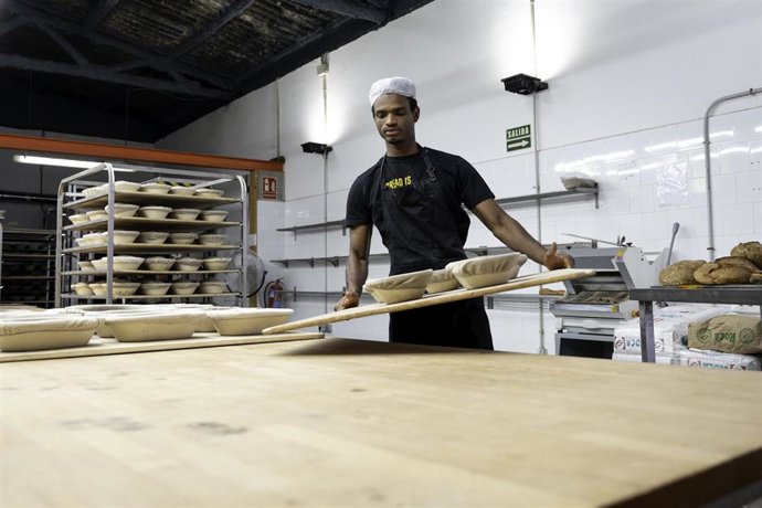 Djogo Barry, una de las personas que ha encontrado trabajo con 'Incorpora' en una panadería.