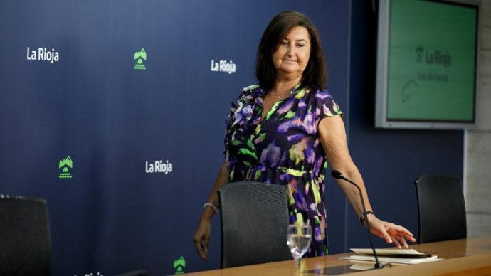 La directora general de Empleo, Cristina Salinas, informa de los datos relativos al mercado de trabajo durante el mes de julio en La Rioja