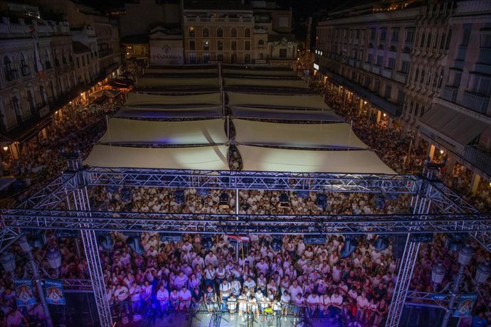 Orquestas y bailes durante la fiesta de la Pandorga 2025.