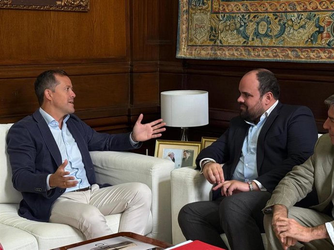 El alcalde de Toledo, Carlos Velázquez, con el alcalde de Aranjuez, Miguel Gómez.