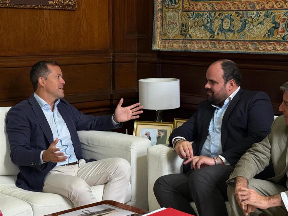 El alcalde de Toledo, Carlos Velázquez, con el alcalde de Aranjuez, Miguel Gómez.