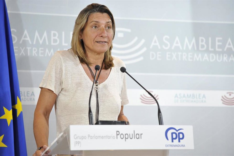 La portavoz adjunta del Grupo Parlamentario Popular en la Asamblea de Extremadura, Pilar Gómez de Tejada, en una rueda de prensa para valorar los datos del paro.