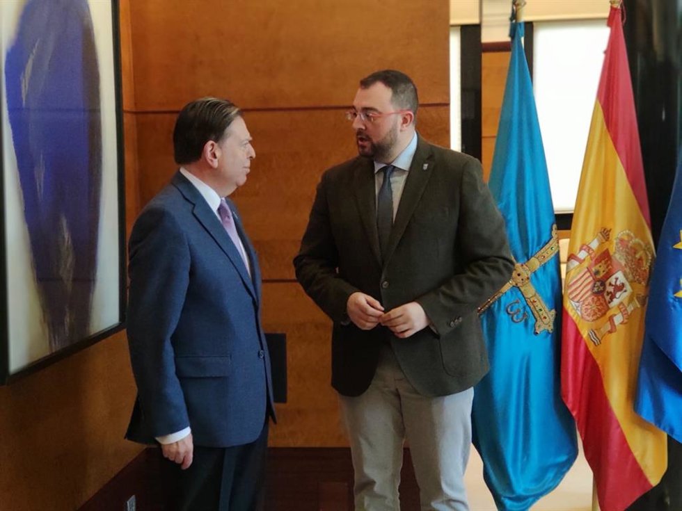 Archivo - El presidente del Principado de Asturias, Adrián Barbón, recibe al alcalde de Oviedo, Alfredo Canteli.