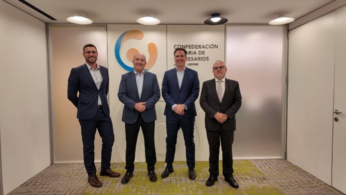 DE izda. A dcha.: Pablo Adal Fleitas, director del Centro de Negocio Las Palmas de Banca March; Pedro Ortega, presidente de CCE; Javier Galarraga, director territorial de Canarias de Banca March; y José Cristóbal García, vicepresidente de CCE