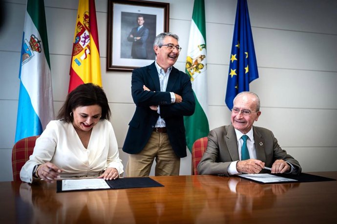 El alcalde de Málaga, Francisco de la Torre; el presidente de la Diputación, Francisco Salado; y la alcaldesa de Torremolinos, Margarita del Cid, firman los convenios para impulsar una red de aguas regeneradas