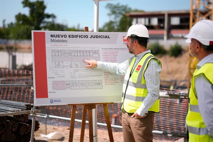 El consejero de Presidencia, Justicia y Administración Local, Miguel Ángel García Martín, visita las obras del nuevo Palacio de la Justicia de Móstoles.