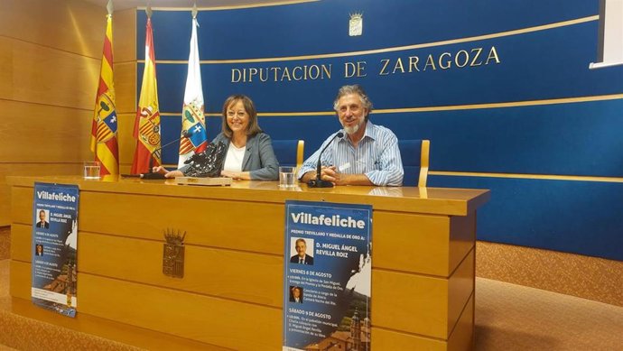 La diputada delegada de Cultura de la DPZ, Charo Lázaro, y el alcalde de Villafeliche, Agustín Caro.