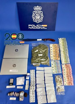 Droga, dinero y otros objetos recuperados por la Policía.