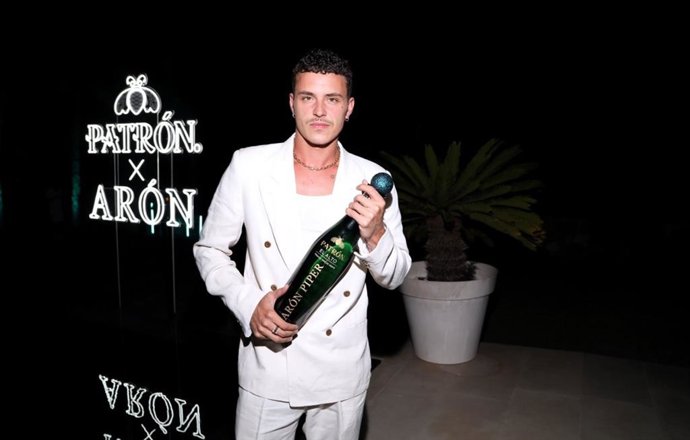 Arón Piper presenta su nuevo disco en Ibiza junto a Leonardo DiCaprio, Jon Kortajarena o Esther Expósito