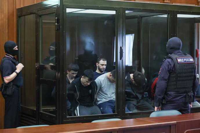 RÚSSIA, MOSCOU - 4 DE AGOSTO DE 2025: Os réus comparecem a uma audiência do Segundo Tribunal Distrital Militar Ocidental sobre os méritos do julgamento do ataque terrorista ao Crocus City Hall em 22 de março, na Divisão de Apelação do Tribunal da Cidade d