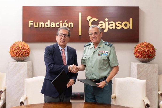 El presidente de la Fundación Cajasol, Antonio Pulido, y el general jefe de la IV Zona de la Guardia Civil en Andalucía, Luis Ortega Carmona.