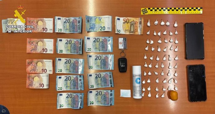 Dinero, droga y otros utensilios incautados por Guardia Civil en dos intervenciones en Vecindario (Gran Canaria)