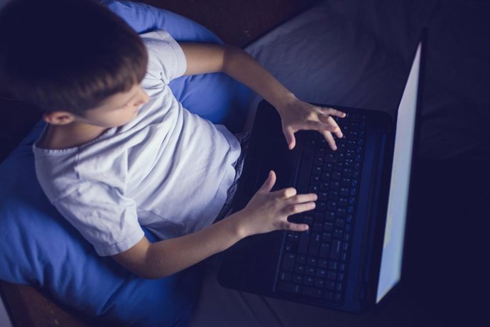 Archivo - Arquivo - Criança, computador, pornografia