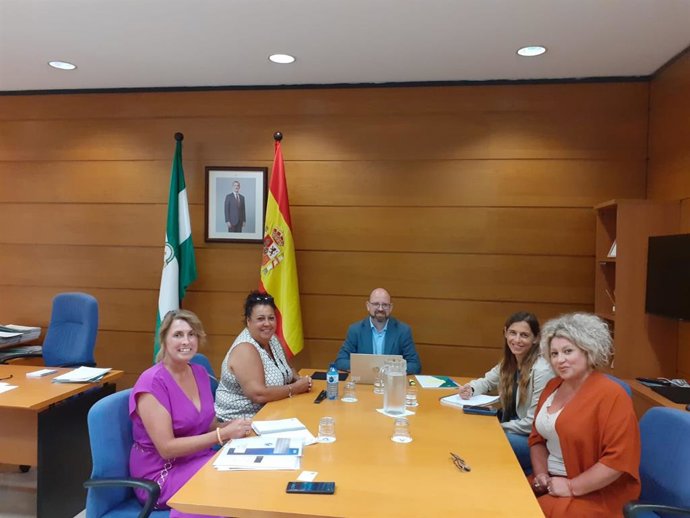 Imagen de la reunión de la Secretaría General de Planificación Asistencial y Consumo con representantes de la Asociación de Espina Bífida e Hidrocefalia (AGEBH).
