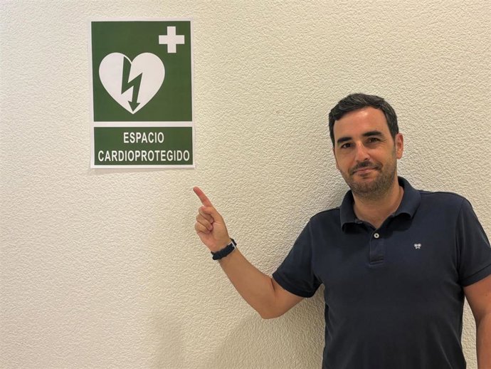 El diputado provincial Carlos Sánchez presenta el programa de asistencia económica para dotar de desfibriladores a municipios de Almería menores de 20.000 habitantes.