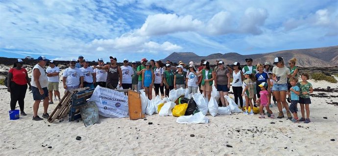 Participantes en recogida de basuraleza en playas y mares.