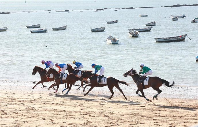 Archivo - Carreras de caballos en la playa de Sanlúcar de Barrameda en agosto de 2024. ARCHIVO.
