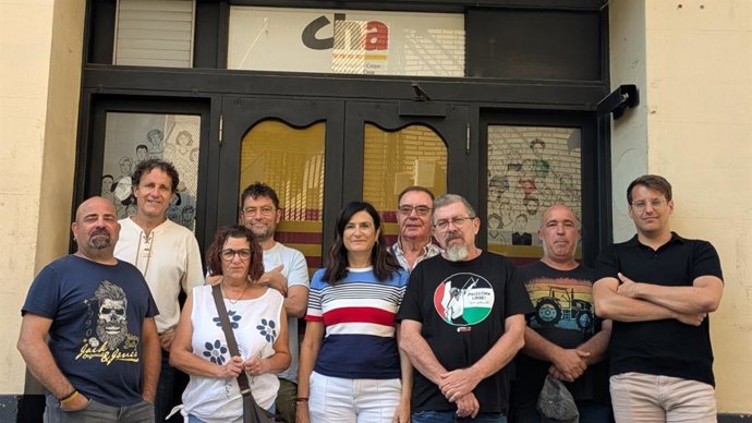 La secretaria general de CHA, Isabel Lasobras, y el diputado al Congreso Jorge Pueyo con miembros de CHA en Caspe.