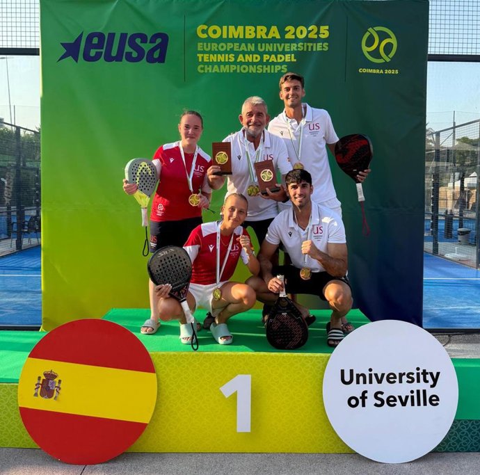 Las ganadoras del oro y los ganadores del bronce en pádel de la US de los EUSA Games.