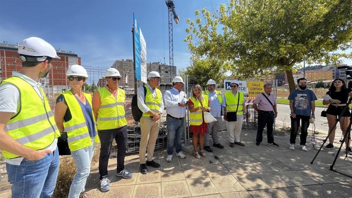 Los ediles Juan Manuel Manso y Mila del Campo (en el centro de la foto), junto a técnicos municipales y de la empresa.