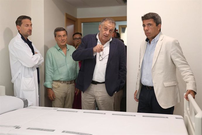 El president Carlos Mazón (d), durante la visita