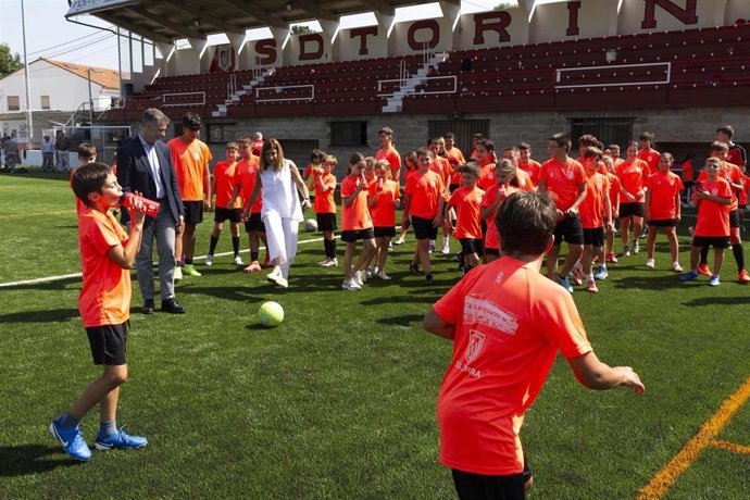 La presidenta de Cantabria, María José Sáenz de Buruaga, visita las obras de sustitución de la hierba natural por artificial en el campo de fútbol de Bárcena de Pie de Concha