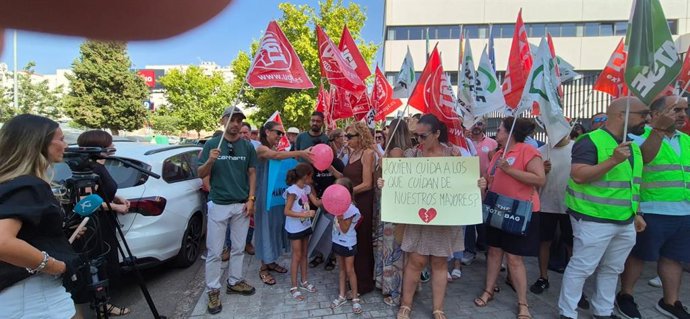 Concentración de UGT frente al Sepad por las condiciones laborales de las enfermeras del Sepad.