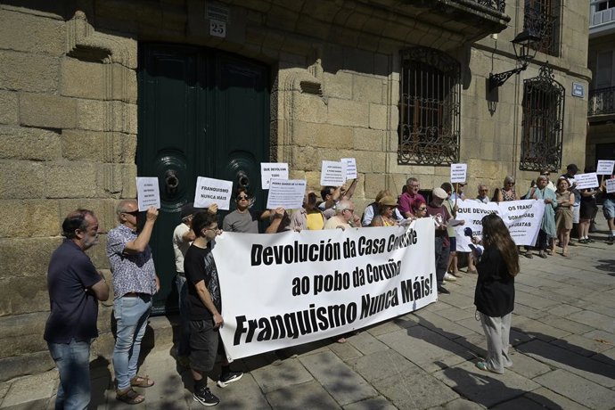 Várias pessoas durante um novo protesto, em frente à Cornide House, em 4 de agosto de 2025, em A Coruña, Galícia (Espanha). O protesto foi convocado por mais de 60 entidades para exigir a "devolução" da Casa Cornide, de propriedade da família Franco e cuj
