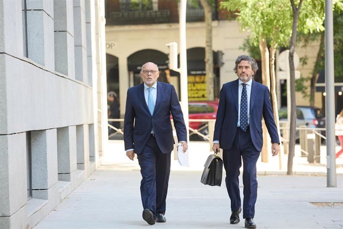 El ex director general de Carreteras, Javier Herrero (i), a su llegada a declarar como imputado por el ‘caso Koldo’ en la Audiencia Nacional (AN), a 21 de julio de 2025, en Madrid (España).