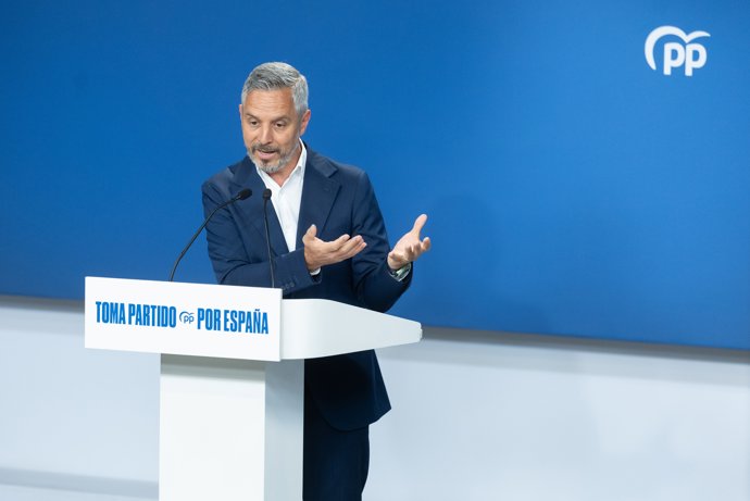 El vicesecretario de Hacienda, Vivienda e Infraestructuras, Juan Bravo, durante una rueda de prensa para tratar asuntos de actualidad, en la sede del PP, a 4 de agosto de 2025, en Madrid (España).