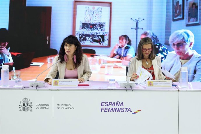 La ministra de Igualdad, Ana Redondo (i), preside el Comité de Crisis del Ministerio de Igualdad, junto a la delegada del Gobierno contra la Violencia de Género, Carmen Martínez Perza (d), en el Ministerio de Igualdad, a 10 de julio de 2025, en Madrid (Es