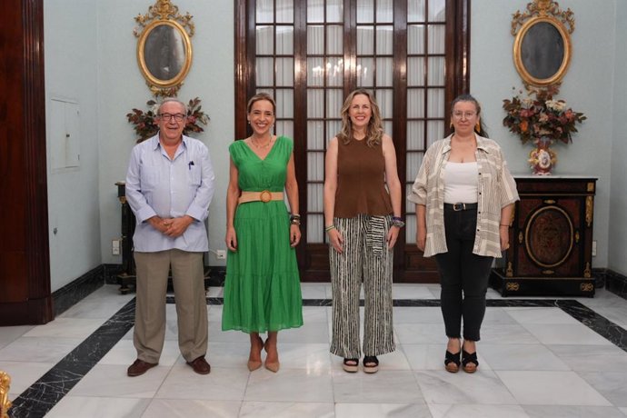 La presidenta de la Diputación de Cádiz, Almudena Martínez, y el presidente de la Asociación Jacobea Sharish, Carlos Perdigones, antes de mantener una reunión.