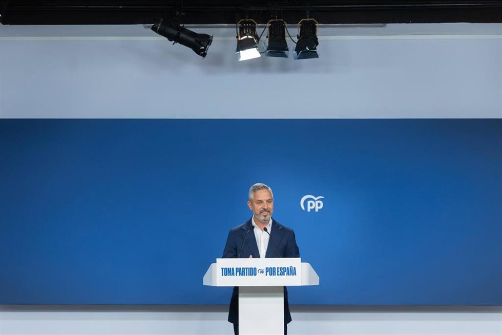 El vicesecretario de Hacienda, Vivienda e Infraestructuras, Juan Bravo, durante una rueda de prensa para tratar asuntos de actualidad, en la sede del PP, a 4 de agosto de 2025, en Madrid (España).