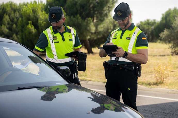 Archivo - Control de tráfico de la Guardia Civil en Móstoles, a 5 de julio de 2024, en Móstoles, Madrid (España).