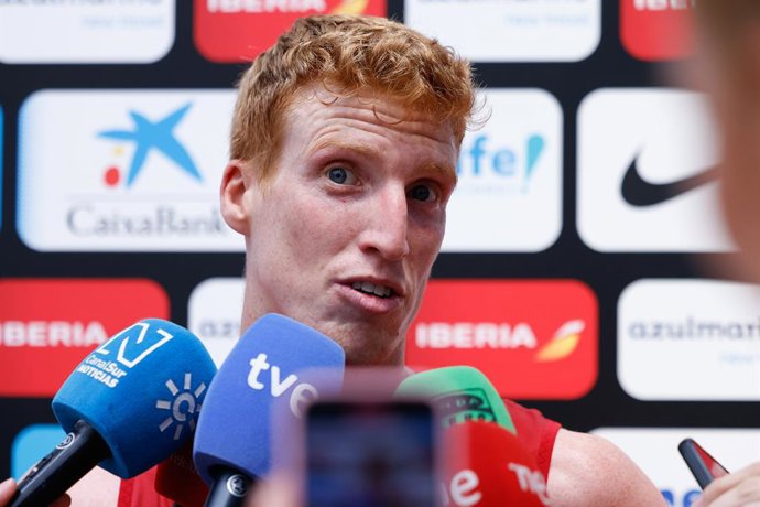 Alberto Díaz atiende a los medios tras el entrenamiento de la selección española de baloncesto en Madrid