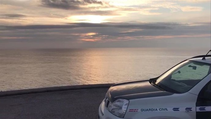 Un vehículo de la Guardia Civil, junto al mar en Mallorca.