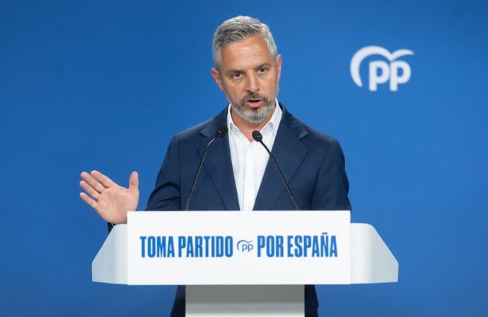 El vicesecretario de Hacienda, Vivienda e Infraestructuras, Juan Bravo, durante una rueda de prensa para tratar asuntos de actualidad, en la sede del PP, a 4 de agosto de 2025, en Madrid (España).