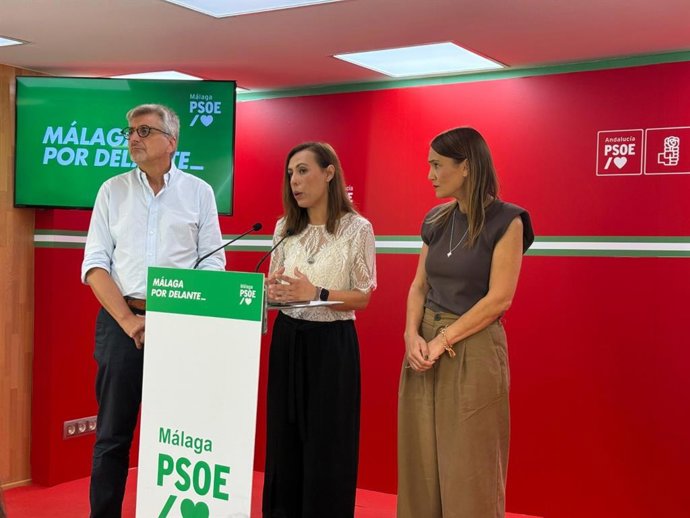 El secretario general del PSOE de Málaga, Josele Aguilar; la portavoz de los padres afectados, Marta Alés; y la responsable de Igualdad del PSOE-A, Olga Manzano, este lunes en rueda de prensa.
