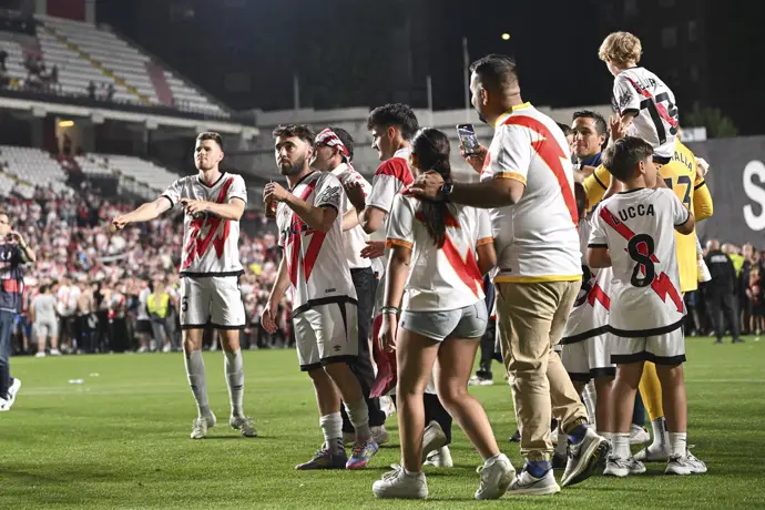 Los jugadores del Rayo Vallecano celebran en Vallecas su pase a la Conference League 2025-2026