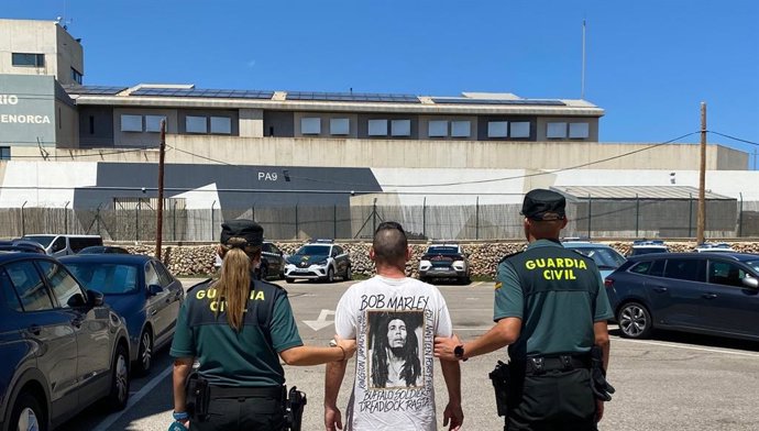 El detenido, conducido por agentes de la Benemérita.