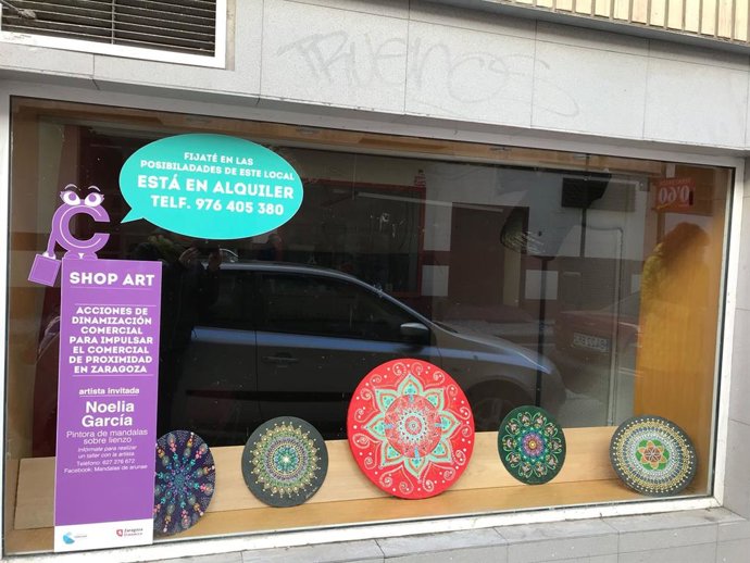 Archivo - Local vacío con una intervención artística para animar a abrir un comercio