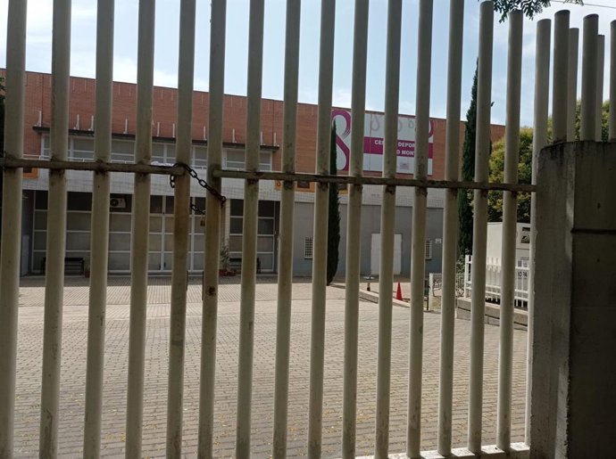 Archivo - El Pabellón de Pino Montano cerrado, según el PSOE, tras ser anunciado como refugio climático el pasado 30 de mayo a través de canales municipales oficiales.