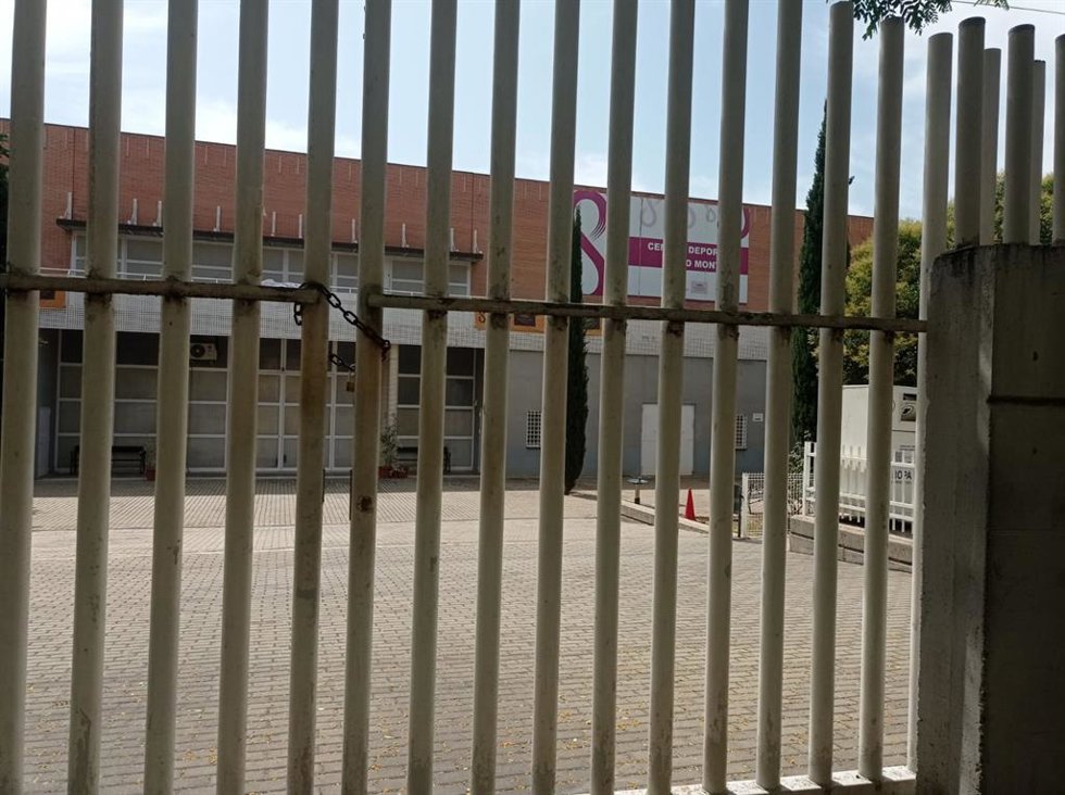 Archivo - El Pabellón de Pino Montano cerrado, según el PSOE, tras ser anunciado como refugio climático el pasado 30 de mayo a través de canales municipales oficiales.