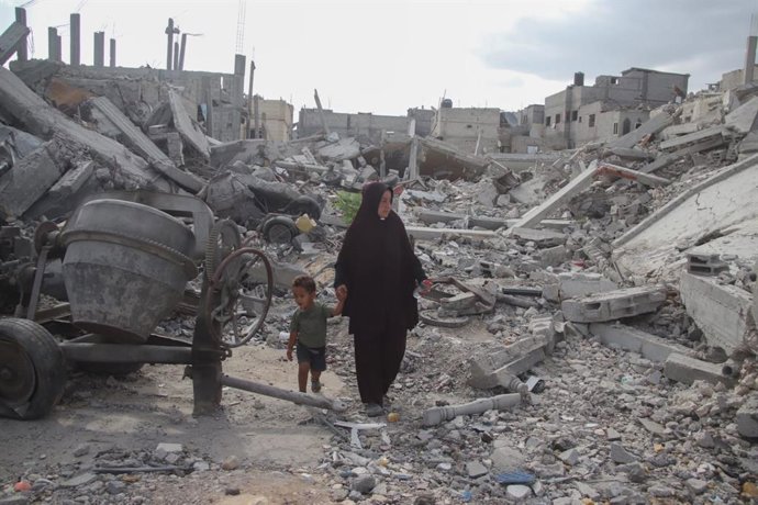 Archivo - Imagen de archivo de varios civiles palestinos entre los escombros en Gaza.